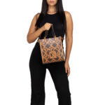 Bolsa Tote Chico Monograma Troquelado color Tan - Imagen 2