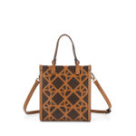 Bolsa Tote Chico Monograma Troquelado color Tan - Imagen 4