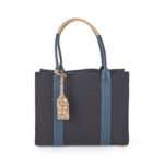 Bolsa Satchel Grande con Charm color Negro