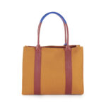 Bolsa Satchel Grande con Charm color Ocre - Imagen 3