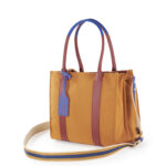 Bolsa Satchel Grande con Charm color Ocre - Imagen 5