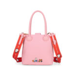 Bolsa Satchel Mediana Oe x Hello Kitty color Rosa - Imagen 5
