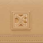 Bolsa Crossbody Chica Monograma Troquelado color Camel - Imagen 5