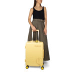 Maleta 20 plg de Cabina Rígida Peanuts x oe color Amarillo - Imagen 2